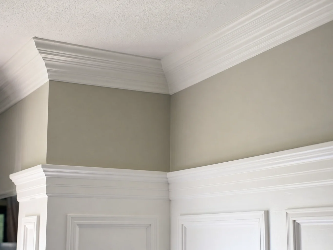 Crown molding meeting wainscoting in a finished dining room